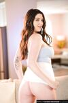 Thick Beauty Alyx Star Sits Her