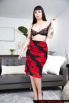 Lavishly Tattooed MILF Charlie Valentine Enjoys Sucking And