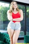 Wavy-haired Blondie River Lynn Masturbates In The Living